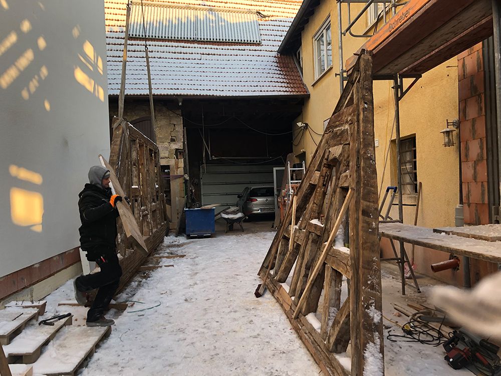 Dachstuhl mit Originalfassade