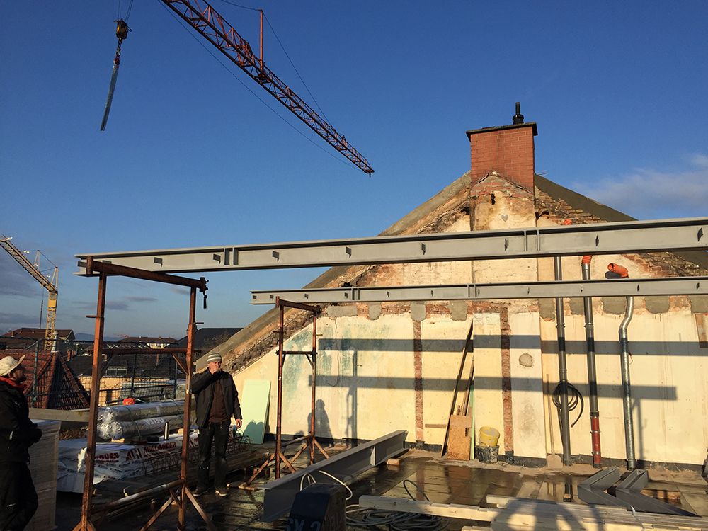 Neuer Dachstuhl auf Bestandsgebäude