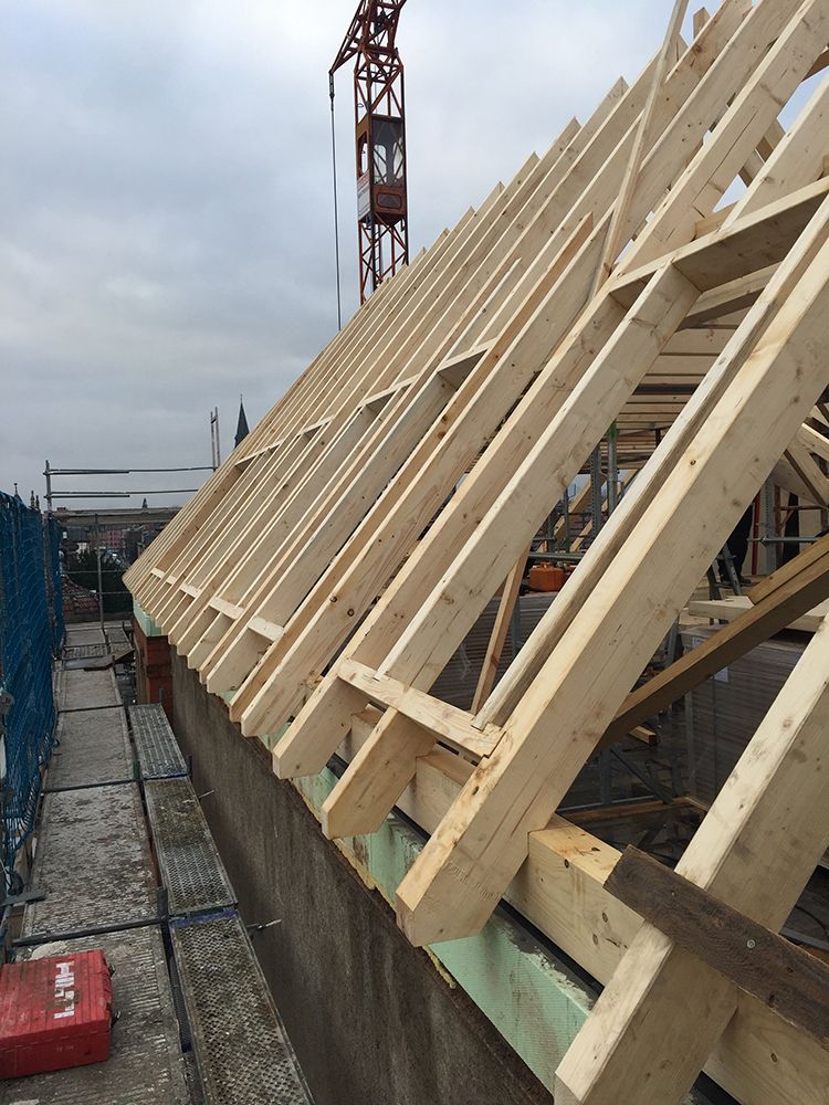 Neuer Dachstuhl auf Bestandsgebäude